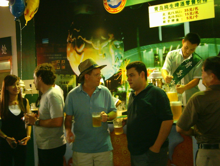 En las fiestas en honor a San Genaro no falta la cerveza.jpg